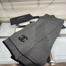 💟CHANEL 26B针织围巾,黑底白双C大logo,两端白撞色条纹边,粗棒针织肌理,手感软糯蓬松,保暖性强,尺寸:约1 💟CHANEL 26B针织围巾,黑底白双C大logo,两端白撞色条纹边,粗棒针织肌理,手感软糯蓬松,保暖性强,尺寸:约1