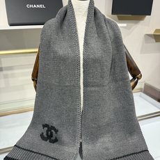 💟CHANEL 26B针织围巾,黑底白双C大logo,两端白撞色条纹边,粗棒针织肌理,手感软糯蓬松,保暖性强,尺寸:约1 💟CHANEL 26B针织围巾,黑底白双C大logo,两端白撞色条纹边,粗棒针织肌理,手感软糯蓬松,保暖性强,尺寸:约1