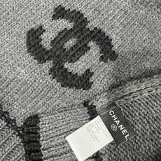 💟CHANEL 26B针织围巾,黑底白双C大logo,两端白撞色条纹边,粗棒针织肌理,手感软糯蓬松,保暖性强,尺寸:约1 💟CHANEL 26B针织围巾,黑底白双C大logo,两端白撞色条纹边,粗棒针织肌理,手感软糯蓬松,保暖性强,尺寸:约1