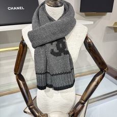 💟CHANEL 26B针织围巾,黑底白双C大logo,两端白撞色条纹边,粗棒针织肌理,手感软糯蓬松,保暖性强,尺寸:约1 💟CHANEL 26B针织围巾,黑底白双C大logo,两端白撞色条纹边,粗棒针织肌理,手感软糯蓬松,保暖性强,尺寸:约1