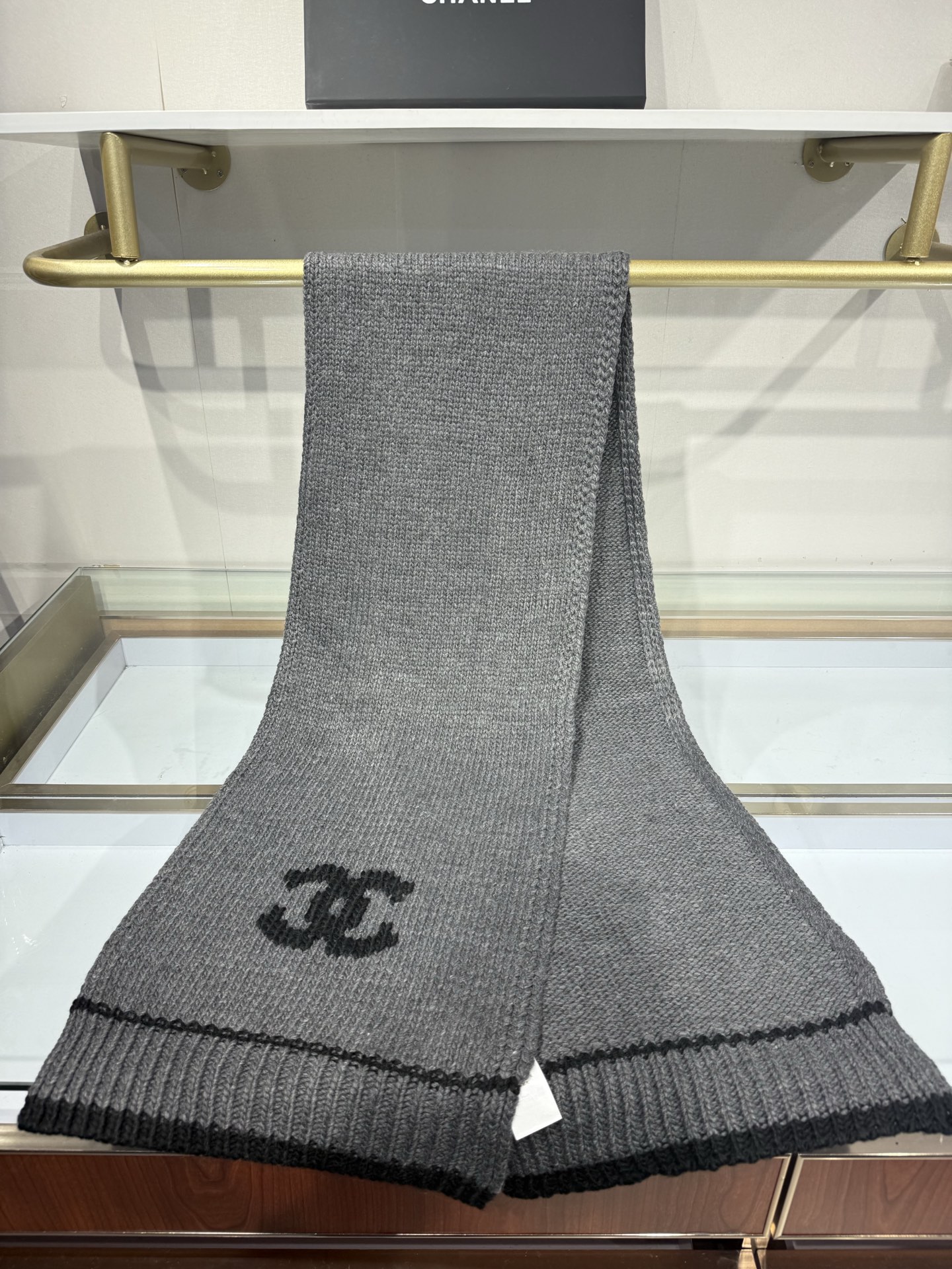 💟CHANEL 26B针织围巾,黑底白双C大logo,两端白撞色条纹边,粗棒针织肌理,手感软糯蓬松,保暖性强,尺寸:约1 💟CHANEL 26B针织围巾,黑底白双C大logo,两端白撞色条纹边,粗棒针织肌理,手感软糯蓬松,保暖性强,尺寸:约1