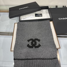 💟CHANEL 26B针织围巾,黑底白双C大logo,两端白撞色条纹边,粗棒针织肌理,手感软糯蓬松,保暖性强,尺寸:约1 💟CHANEL 26B针织围巾,黑底白双C大logo,两端白撞色条纹边,粗棒针织肌理,手感软糯蓬松,保暖性强,尺寸:约1
