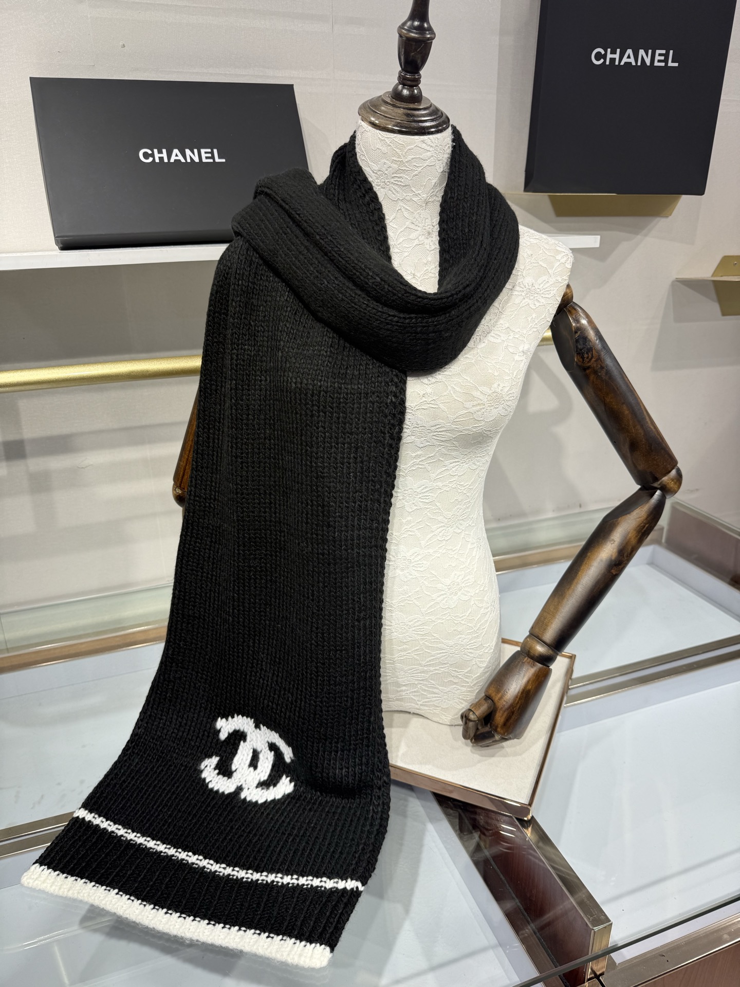 💟CHANEL 26B针织围巾,黑底白双C大logo,两端白撞色条纹边,粗棒针织肌理,手感软糯蓬松,保暖性强,尺寸:约1 💟CHANEL 26B针织围巾,黑底白双C大logo,两端白撞色条纹边,粗棒针织肌理,手感软糯蓬松,保暖性强,尺寸:约1