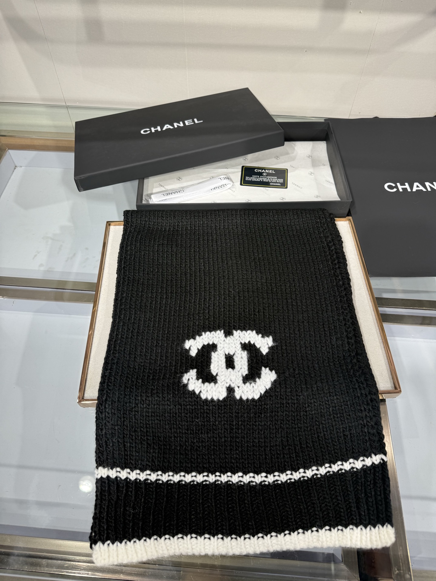 💟CHANEL 26B针织围巾,黑底白双C大logo,两端白撞色条纹边,粗棒针织肌理,手感软糯蓬松,保暖性强,尺寸:约1 💟CHANEL 26B针织围巾,黑底白双C大logo,两端白撞色条纹边,粗棒针织肌理,手感软糯蓬松,保暖性强,尺寸:约1
