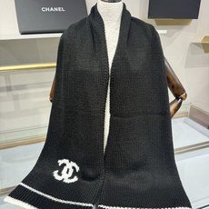 💟CHANEL 26B针织围巾,黑底白双C大logo,两端白撞色条纹边,粗棒针织肌理,手感软糯蓬松,保暖性强,尺寸:约1 💟CHANEL 26B针织围巾,黑底白双C大logo,两端白撞色条纹边,粗棒针织肌理,手感软糯蓬松,保暖性强,尺寸:约1