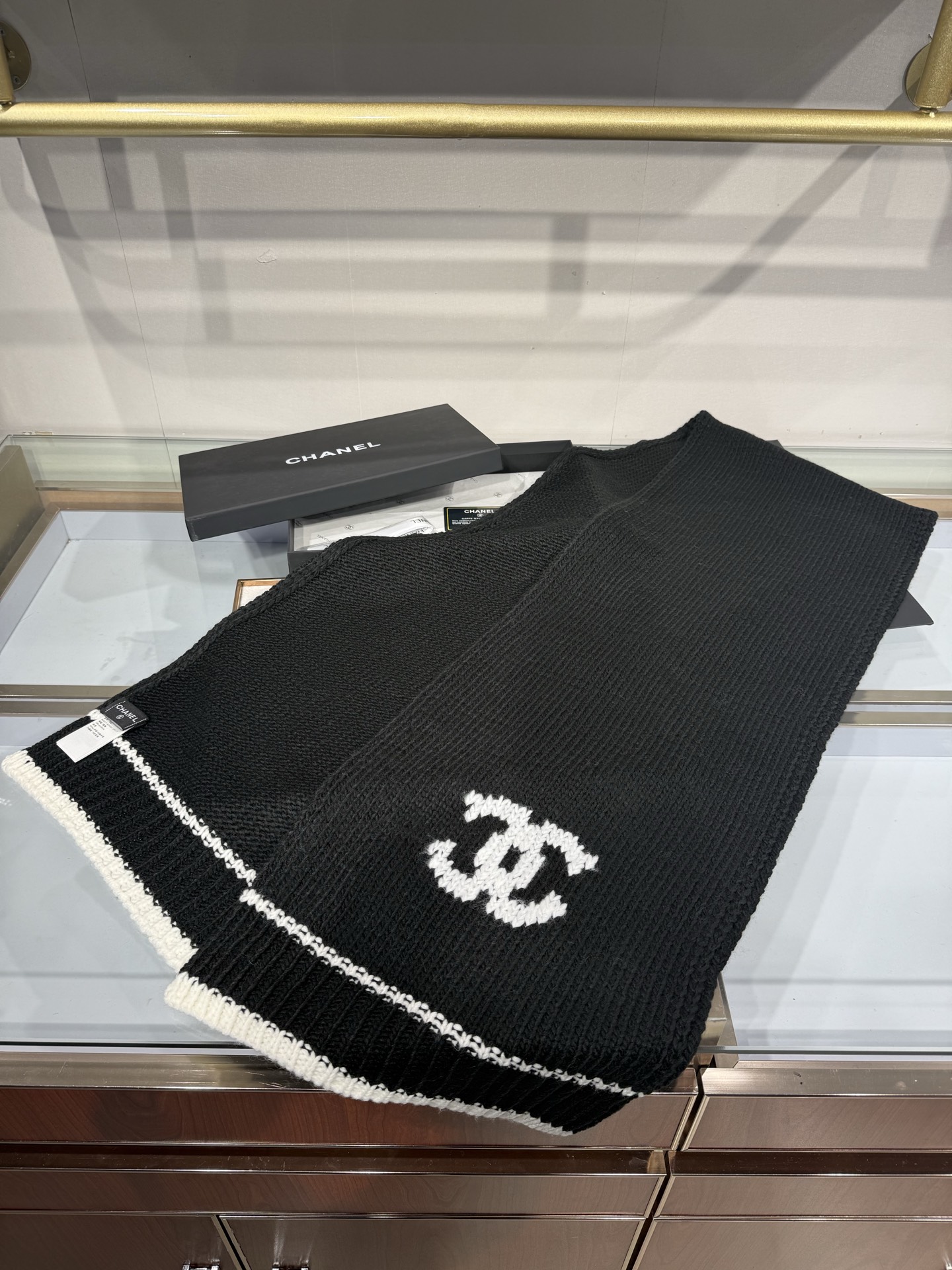 💟CHANEL 26B针织围巾,黑底白双C大logo,两端白撞色条纹边,粗棒针织肌理,手感软糯蓬松,保暖性强,尺寸:约1 💟CHANEL 26B针织围巾,黑底白双C大logo,两端白撞色条纹边,粗棒针织肌理,手感软糯蓬松,保暖性强,尺寸:约1