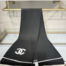 💟CHANEL 26B针织围巾,黑底白双C大logo,两端白撞色条纹边,粗棒针织肌理,手感软糯蓬松,保暖性强,尺寸:约1 💟CHANEL 26B针织围巾,黑底白双C大logo,两端白撞色条纹边,粗棒针织肌理,手感软糯蓬松,保暖性强,尺寸:约1
