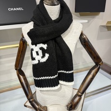💟CHANEL 26B针织围巾,黑底白双C大logo,两端白撞色条纹边,粗棒针织肌理,手感软糯蓬松,保暖性强,尺寸:约1 💟CHANEL 26B针织围巾,黑底白双C大logo,两端白撞色条纹边,粗棒针织肌理,手感软糯蓬松,保暖性强,尺寸:约1