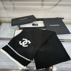 💟CHANEL 26B针织围巾,黑底白双C大logo,两端白撞色条纹边,粗棒针织肌理,手感软糯蓬松,保暖性强,尺寸:约1 💟CHANEL 26B针织围巾,黑底白双C大logo,两端白撞色条纹边,粗棒针织肌理,手感软糯蓬松,保暖性强,尺寸:约1