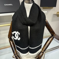 💟CHANEL 26B针织围巾,黑底白双C大logo,两端白撞色条纹边,粗棒针织肌理,手感软糯蓬松,保暖性强,尺寸:约1 💟CHANEL 26B针织围巾,黑底白双C大logo,两端白撞色条纹边,粗棒针织肌理,手感软糯蓬松,保暖性强,尺寸:约1