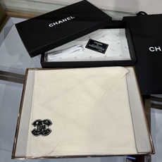 💟CHANEL 2026 Métiers d’art高级手工坊系列三角围巾,货号:AAC239B25397UC446白色 💟CHANEL 2026 Métiers d’art高级手工坊系列三角围巾,货号:AAC239B25397UC446白色