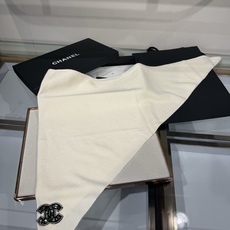 💟CHANEL 2026 Métiers d’art高级手工坊系列三角围巾,货号:AAC239B25397UC446白色 💟CHANEL 2026 Métiers d’art高级手工坊系列三角围巾,货号:AAC239B25397UC446白色