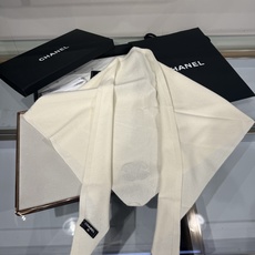 💟CHANEL 2026 Métiers d’art高级手工坊系列三角围巾,货号:AAC239B25397UC446白色 💟CHANEL 2026 Métiers d’art高级手工坊系列三角围巾,货号:AAC239B25397UC446白色
