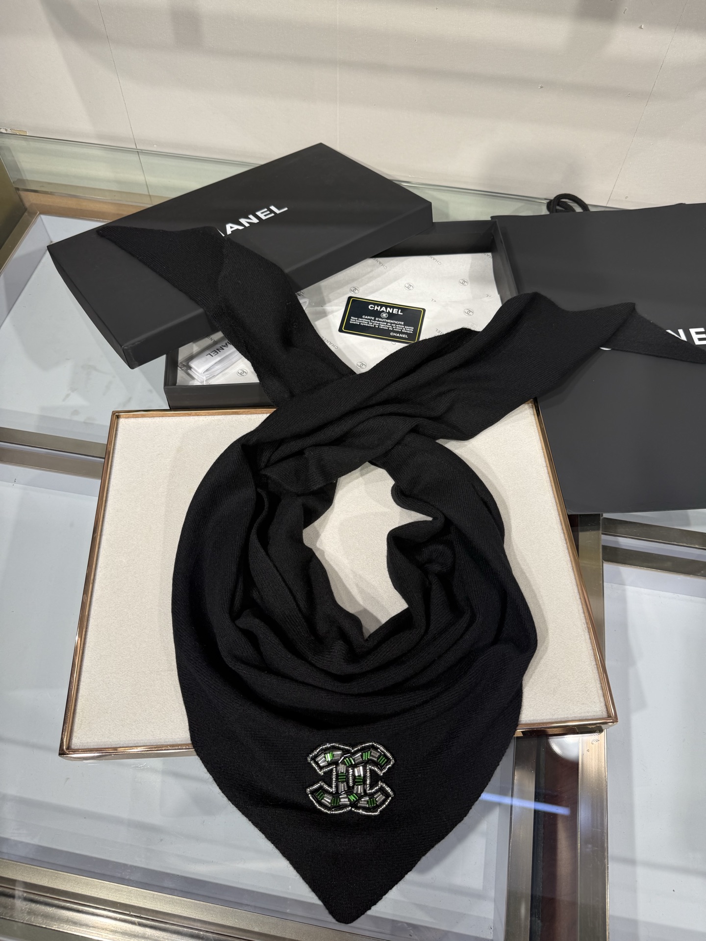 💟CHANEL 2026 Métiers d’art高级手工坊系列三角围巾,货号:AAC239B25397UC446白色 💟CHANEL 2026 Métiers d’art高级手工坊系列三角围巾,货号:AAC239B25397UC446白色
