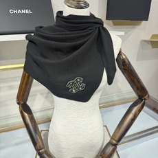💟CHANEL 2026 Métiers d’art高级手工坊系列三角围巾,货号:AAC239B25397UC446白色 💟CHANEL 2026 Métiers d’art高级手工坊系列三角围巾,货号:AAC239B25397UC446白色