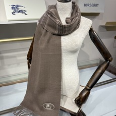 💟BURBERRY 博柏利 双面马术骑士(战马)羊恙绒围巾 双面两用羊恙绒围巾,一面纯色灰咖,一面复古格纹,正面刺绣马术 💟BURBERRY 博柏利 双面马术骑士(战马)羊恙绒围巾 双面两用羊恙绒围巾,一面纯色灰咖,一面复古格纹,正面刺绣马术