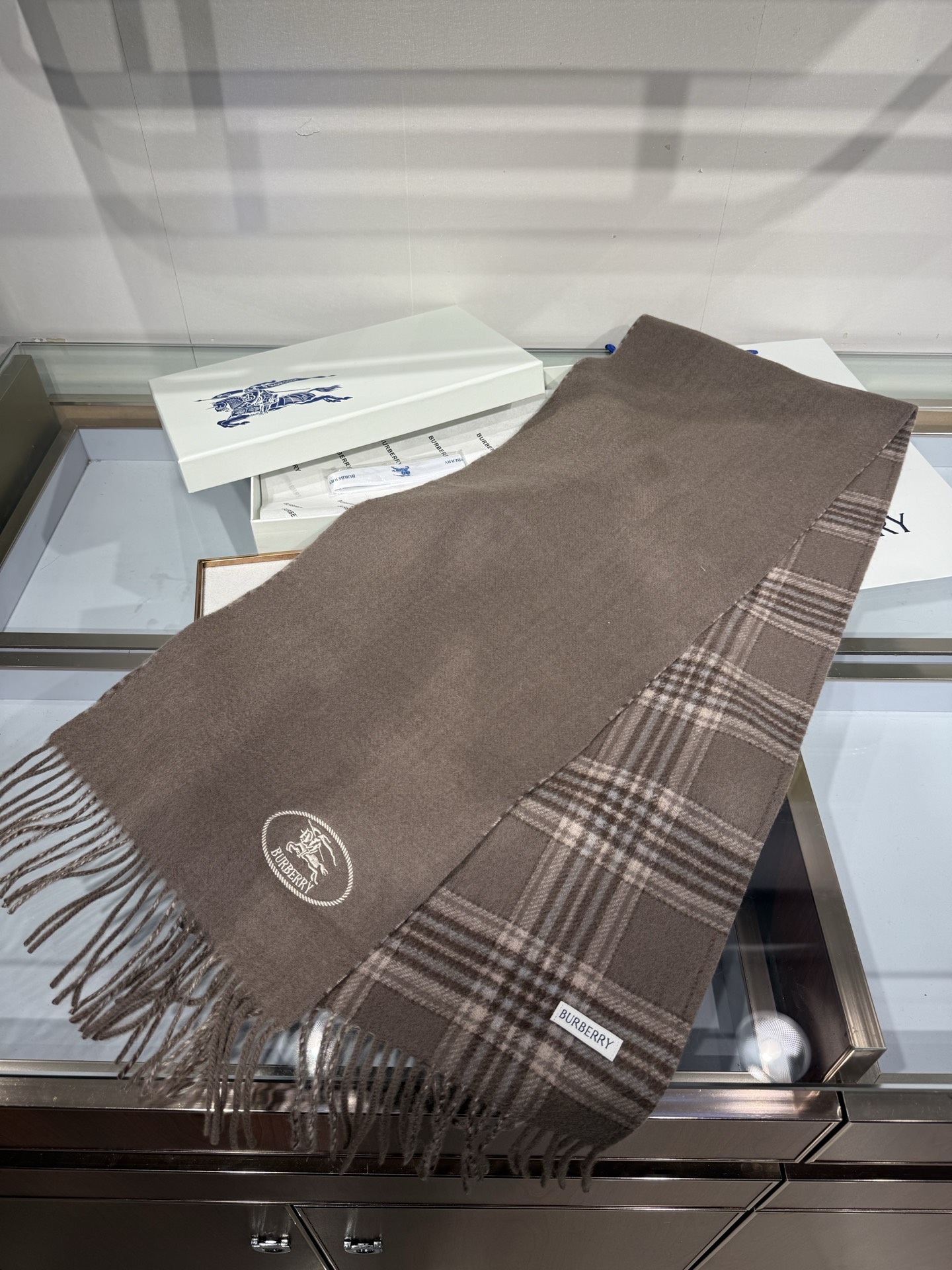💟BURBERRY 博柏利 双面马术骑士(战马)羊恙绒围巾 双面两用羊恙绒围巾,一面纯色灰咖,一面复古格纹,正面刺绣马术 💟BURBERRY 博柏利 双面马术骑士(战马)羊恙绒围巾 双面两用羊恙绒围巾,一面纯色灰咖,一面复古格纹,正面刺绣马术