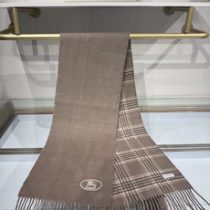 💟BURBERRY 博柏利 双面马术骑士(战马)羊恙绒围巾 双面两用羊恙绒围巾,一面纯色灰咖,一面复古格纹,正面刺绣马术 💟BURBERRY 博柏利 双面马术骑士(战马)羊恙绒围巾 双面两用羊恙绒围巾,一面纯色灰咖,一面复古格纹,正面刺绣马术