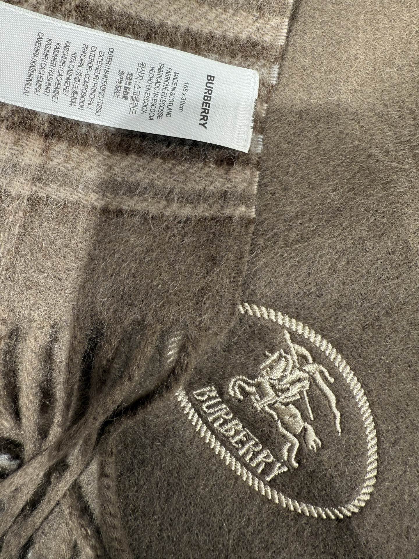 💟BURBERRY 博柏利 双面马术骑士(战马)羊恙绒围巾 双面两用羊恙绒围巾,一面纯色灰咖,一面复古格纹,正面刺绣马术 💟BURBERRY 博柏利 双面马术骑士(战马)羊恙绒围巾 双面两用羊恙绒围巾,一面纯色灰咖,一面复古格纹,正面刺绣马术