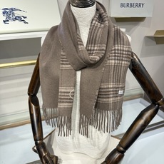 💟BURBERRY 博柏利 双面马术骑士(战马)羊恙绒围巾 双面两用羊恙绒围巾,一面纯色灰咖,一面复古格纹,正面刺绣马术 💟BURBERRY 博柏利 双面马术骑士(战马)羊恙绒围巾 双面两用羊恙绒围巾,一面纯色灰咖,一面复古格纹,正面刺绣马术