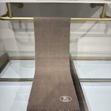 💟BURBERRY 博柏利 双面马术骑士(战马)羊恙绒围巾 双面两用羊恙绒围巾,一面纯色灰咖,一面复古格纹,正面刺绣马术 💟BURBERRY 博柏利 双面马术骑士(战马)羊恙绒围巾 双面两用羊恙绒围巾,一面纯色灰咖,一面复古格纹,正面刺绣马术
