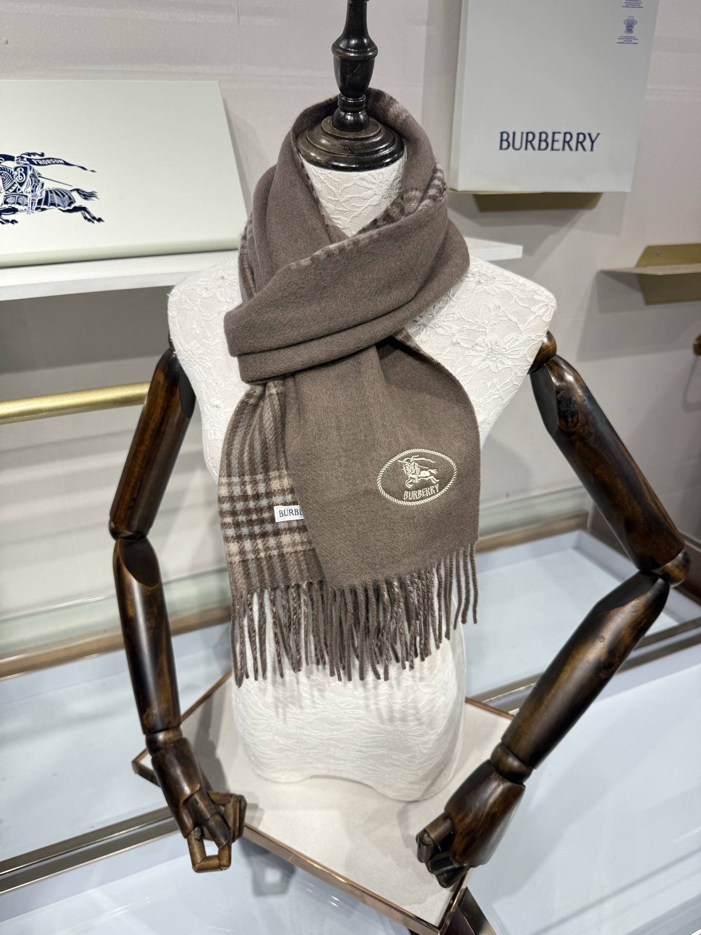💟BURBERRY 博柏利 双面马术骑士(战马)羊恙绒围巾 双面两用羊恙绒围巾,一面纯色灰咖,一面复古格纹,正面刺绣马术 💟BURBERRY 博柏利 双面马术骑士(战马)羊恙绒围巾 双面两用羊恙绒围巾,一面纯色灰咖,一面复古格纹,正面刺绣马术