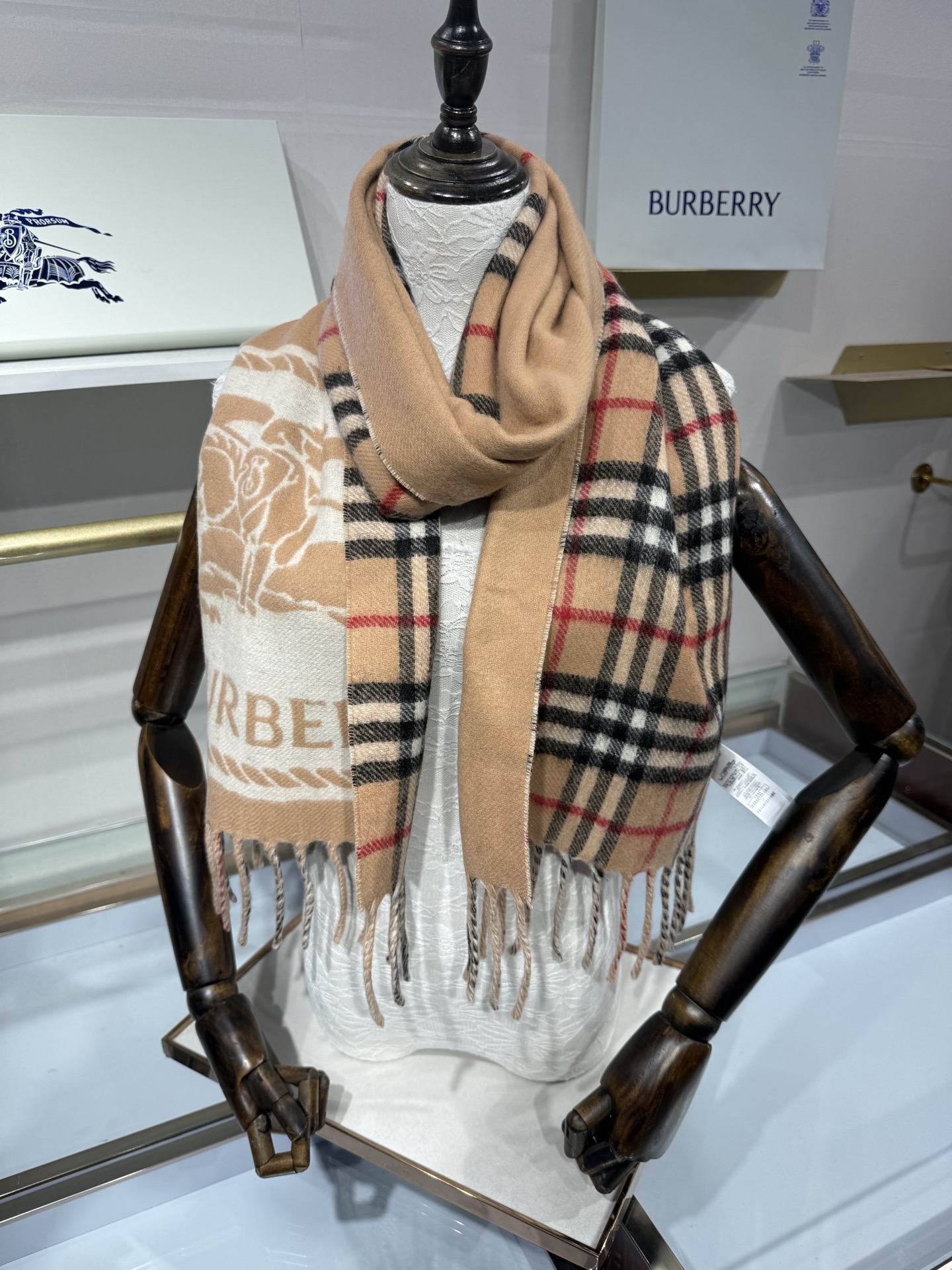 💟BURBERRY 博柏利 经典驼色双面战马羊恙绒围巾,尺寸:168x30cm,可围脖,一面是大战马印花,复古大气;另一 💟BURBERRY 博柏利 经典驼色双面战马羊恙绒围巾,尺寸:168x30cm,可围脖,一面是大战马印花,复古大气;另一