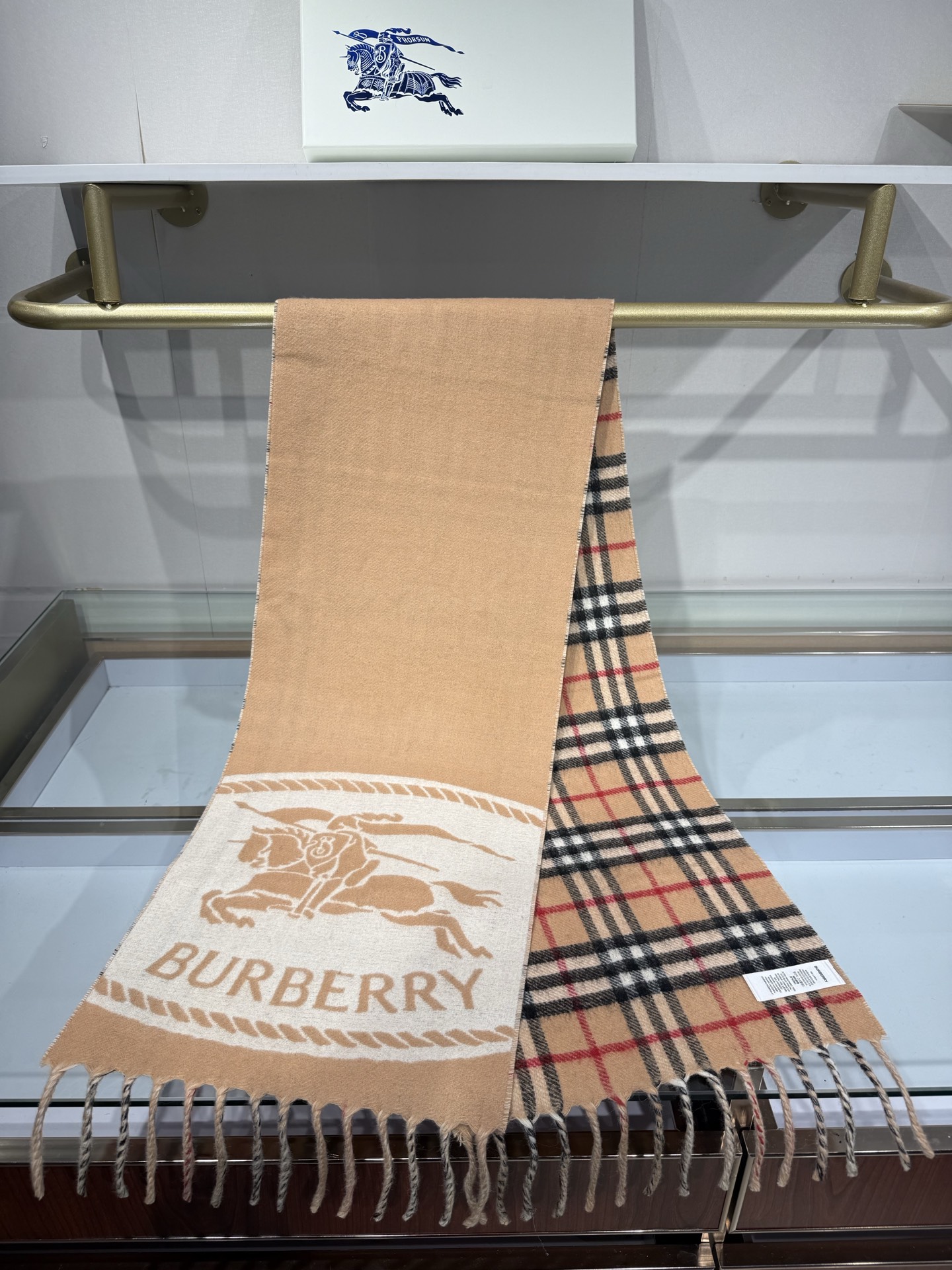 💟BURBERRY 博柏利 经典驼色双面战马羊恙绒围巾,尺寸:168x30cm,可围脖,一面是大战马印花,复古大气;另一 💟BURBERRY 博柏利 经典驼色双面战马羊恙绒围巾,尺寸:168x30cm,可围脖,一面是大战马印花,复古大气;另一