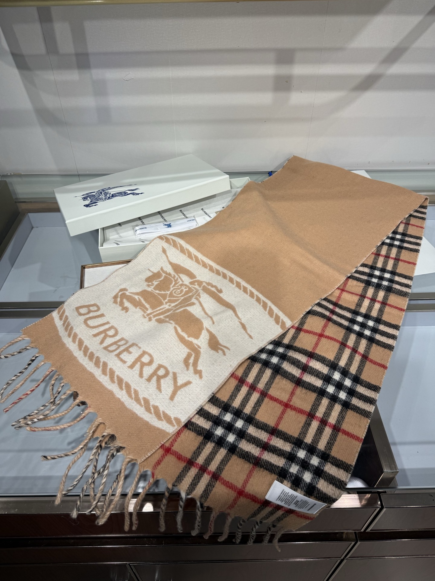💟BURBERRY 博柏利 经典驼色双面战马羊恙绒围巾,尺寸:168x30cm,可围脖,一面是大战马印花,复古大气;另一 💟BURBERRY 博柏利 经典驼色双面战马羊恙绒围巾,尺寸:168x30cm,可围脖,一面是大战马印花,复古大气;另一