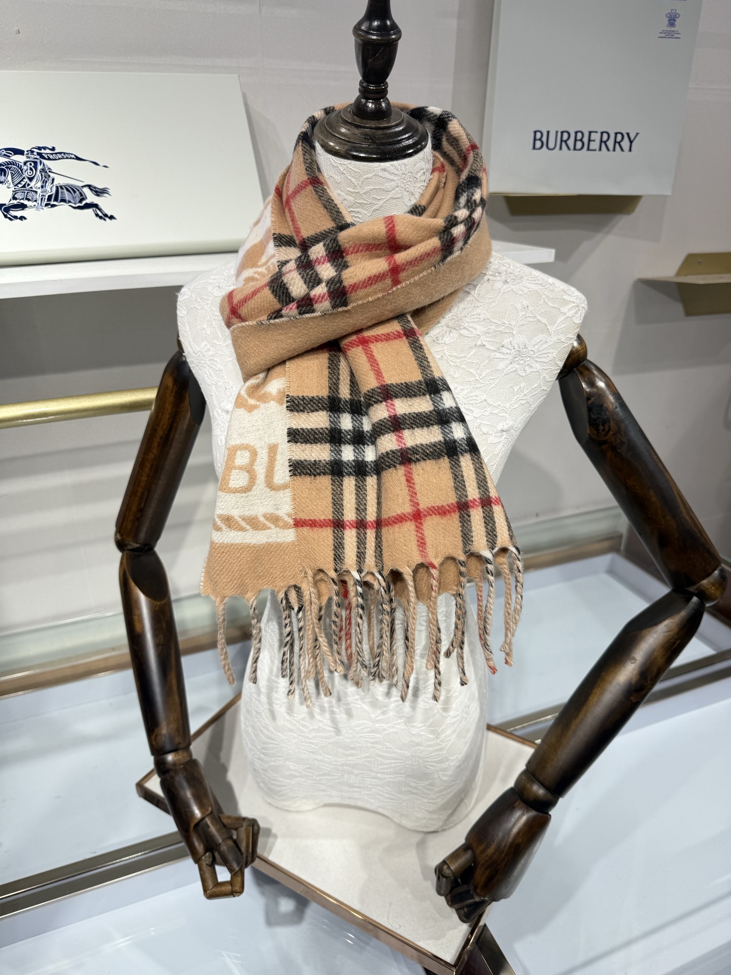 💟BURBERRY 博柏利 经典驼色双面战马羊恙绒围巾,尺寸:168x30cm,可围脖,一面是大战马印花,复古大气;另一 💟BURBERRY 博柏利 经典驼色双面战马羊恙绒围巾,尺寸:168x30cm,可围脖,一面是大战马印花,复古大气;另一
