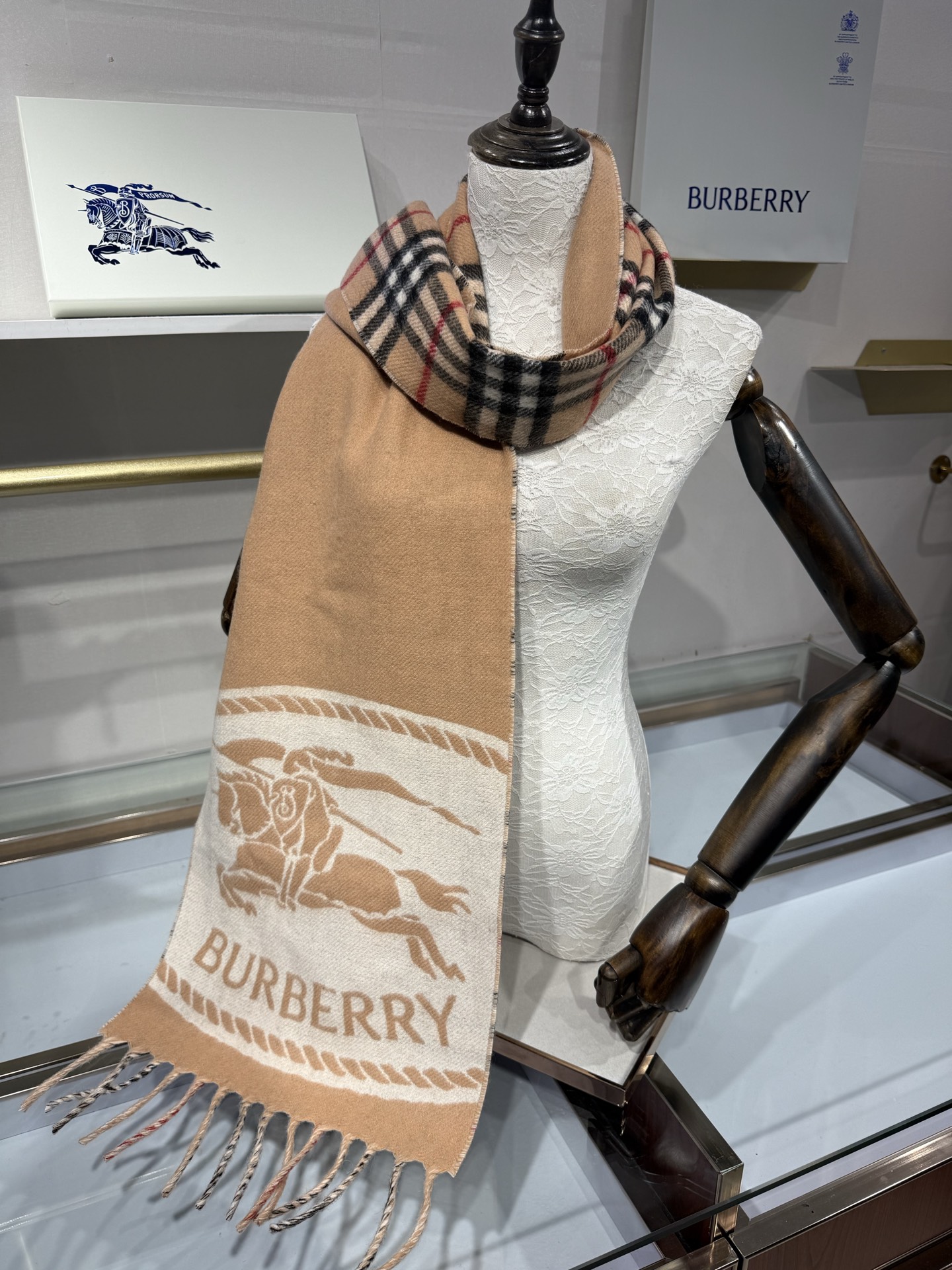 💟BURBERRY 博柏利 经典驼色双面战马羊恙绒围巾,尺寸:168x30cm,可围脖,一面是大战马印花,复古大气;另一 💟BURBERRY 博柏利 经典驼色双面战马羊恙绒围巾,尺寸:168x30cm,可围脖,一面是大战马印花,复古大气;另一