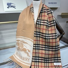 💟BURBERRY 博柏利 经典驼色双面战马羊恙绒围巾,尺寸:168x30cm,可围脖,一面是大战马印花,复古大气;另一 💟BURBERRY 博柏利 经典驼色双面战马羊恙绒围巾,尺寸:168x30cm,可围脖,一面是大战马印花,复古大气;另一