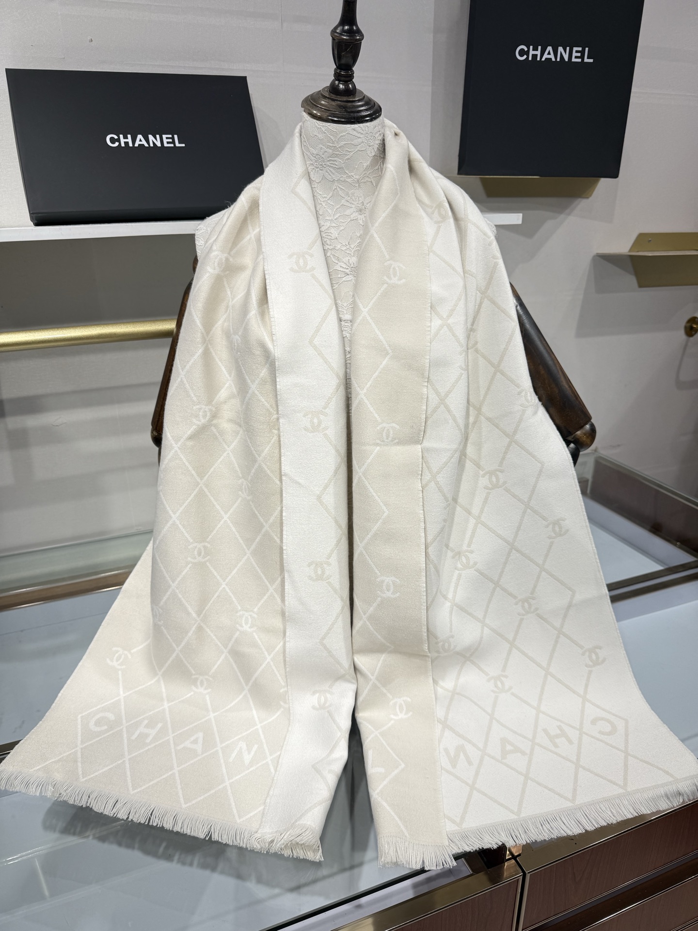 💟Chanel黑白菱格围巾，采用100%羊恙绒材质，尺寸约为190x45cm，双面设计，经典菱格纹搭配大写“CHANEL