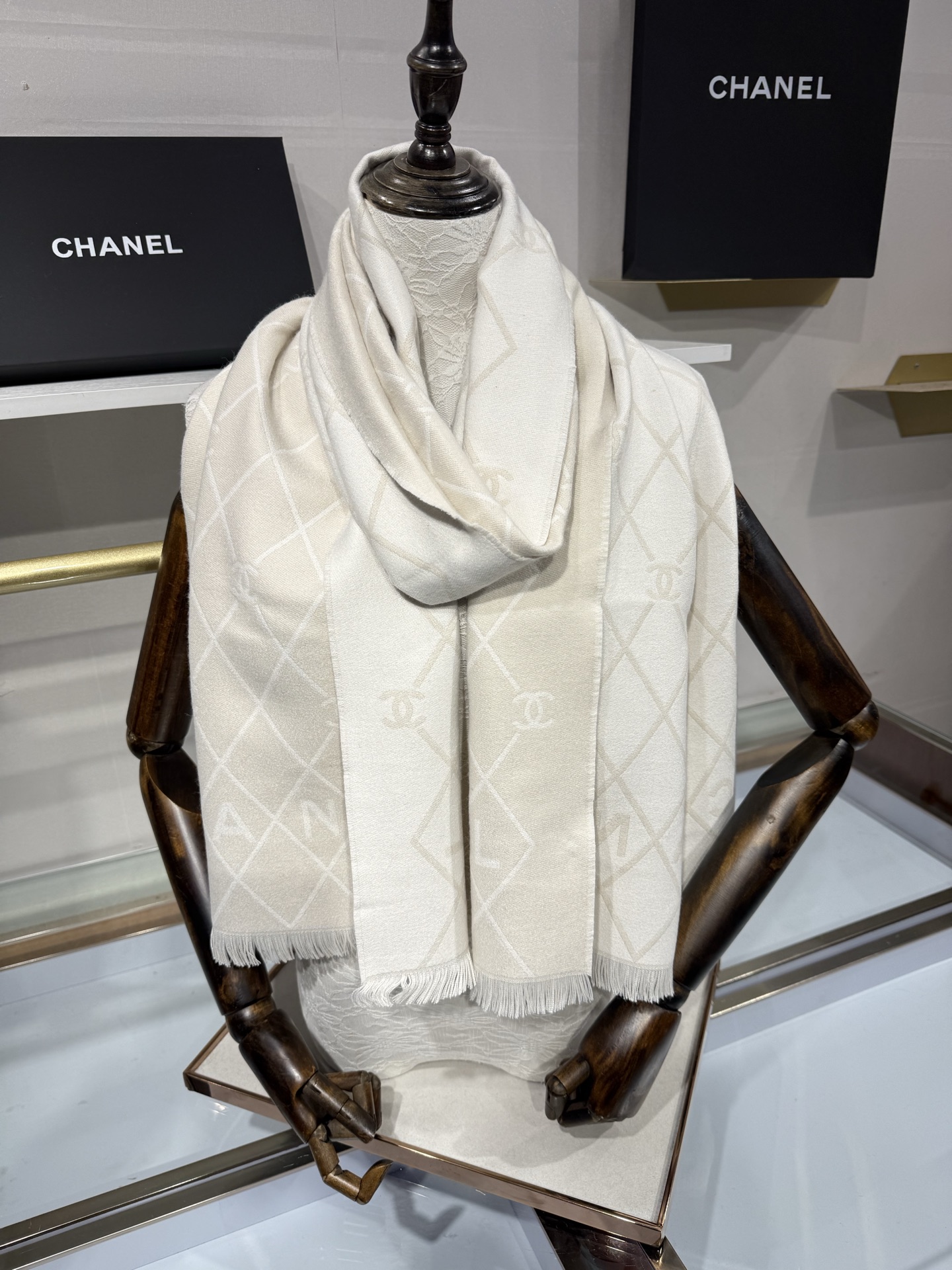 💟Chanel黑白菱格围巾，采用100%羊恙绒材质，尺寸约为190x45cm，双面设计，经典菱格纹搭配大写“CHANEL