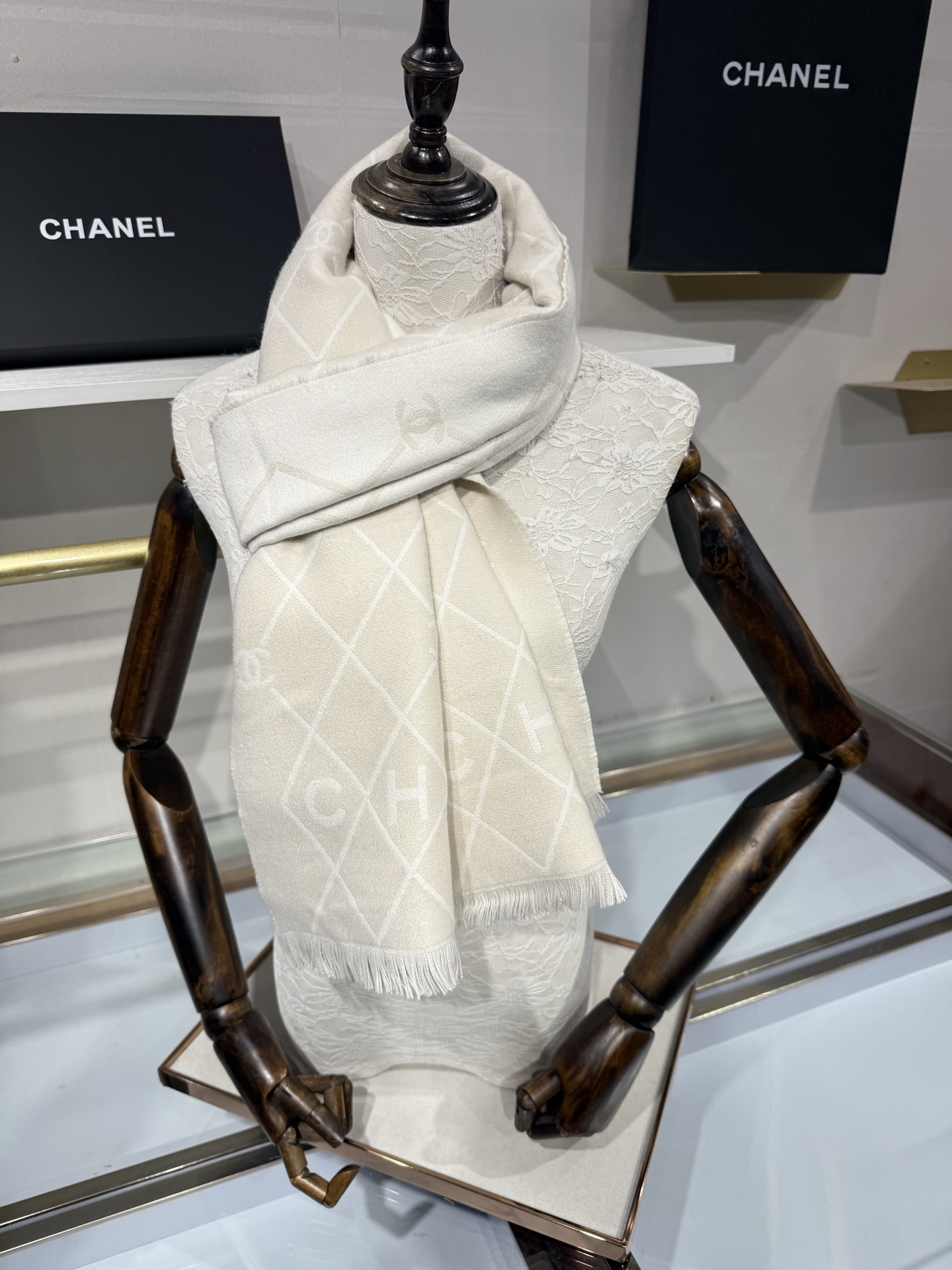 💟Chanel黑白菱格围巾，采用100%羊恙绒材质，尺寸约为190x45cm，双面设计，经典菱格纹搭配大写“CHANEL