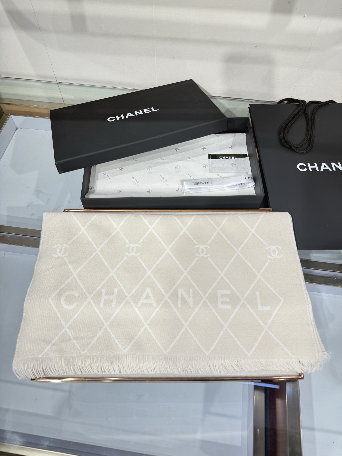 💟Chanel黑白菱格围巾，采用100%羊恙绒材质，尺寸约为190x45cm，双面设计，经典菱格纹搭配大写“CHANEL