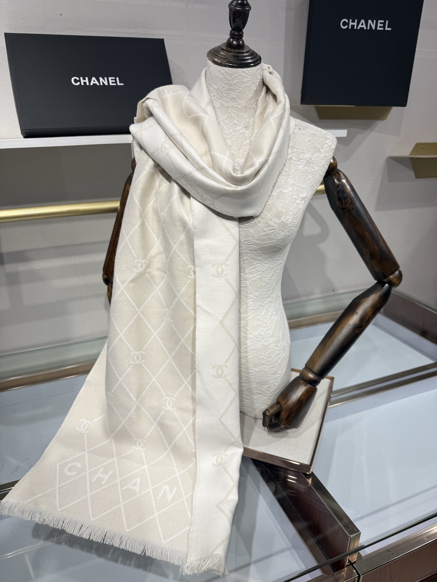 💟Chanel黑白菱格围巾，采用100%羊恙绒材质，尺寸约为190x45cm，双面设计，经典菱格纹搭配大写“CHANEL