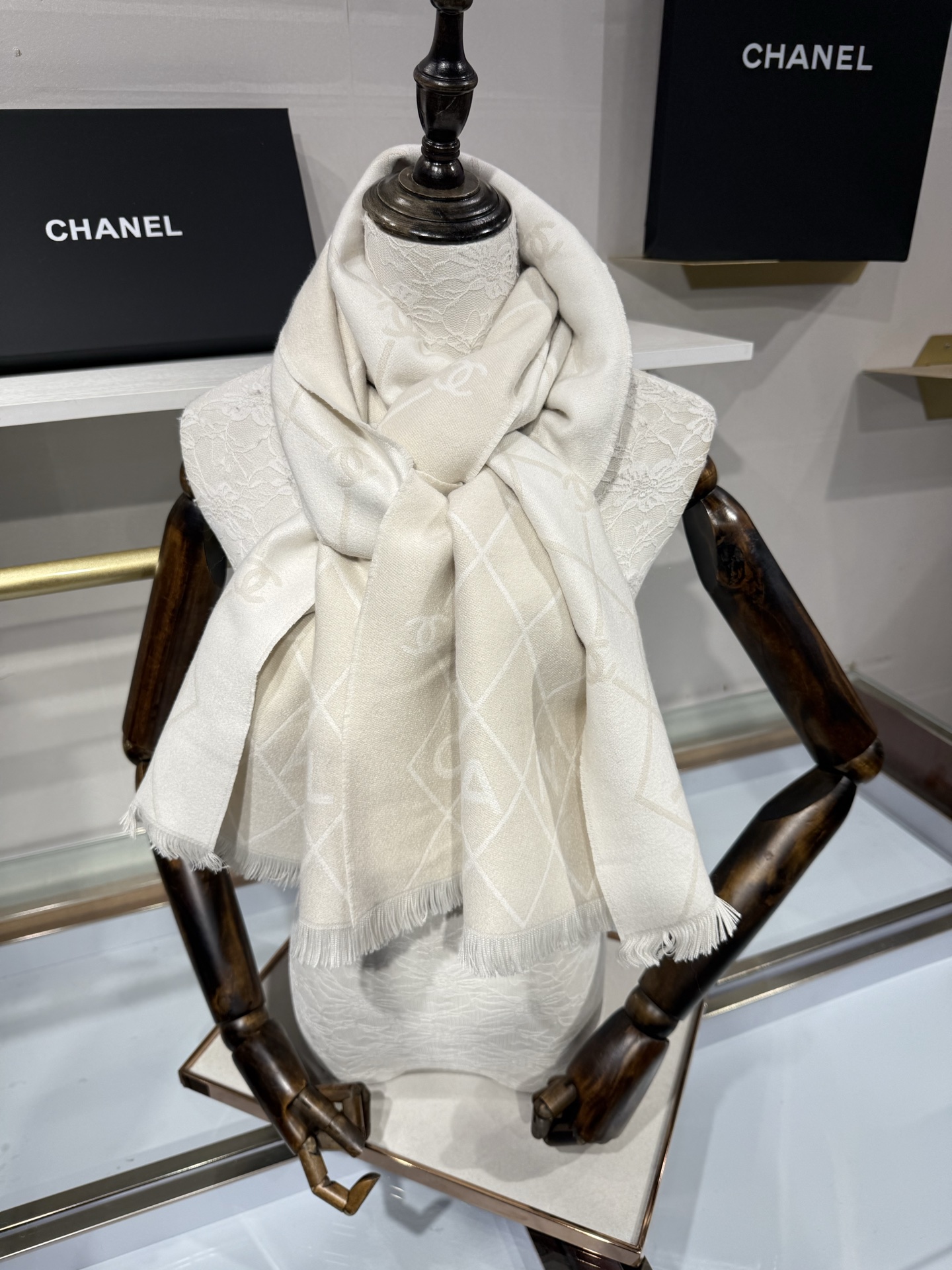 💟Chanel黑白菱格围巾，采用100%羊恙绒材质，尺寸约为190x45cm，双面设计，经典菱格纹搭配大写“CHANEL