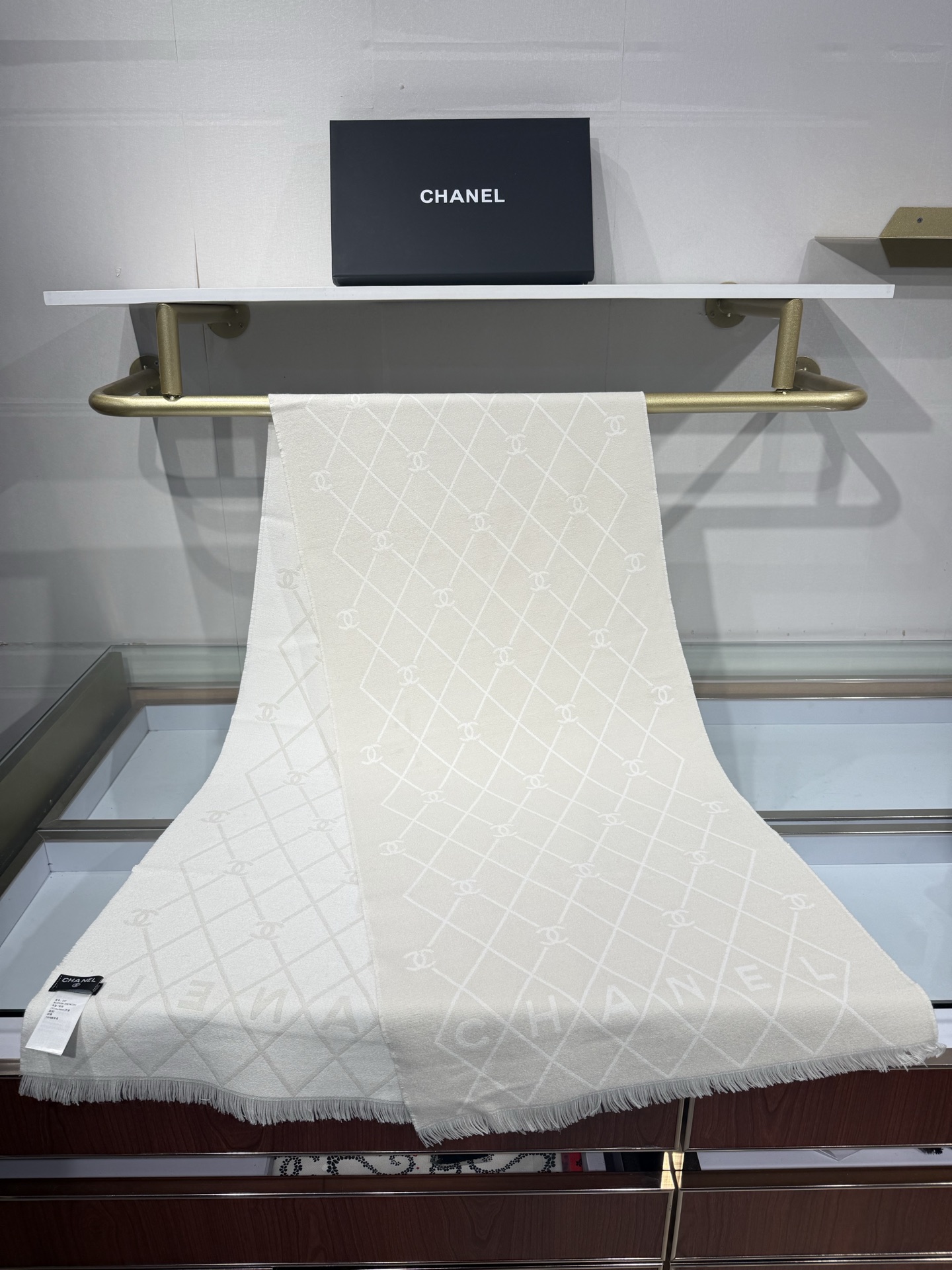 💟Chanel黑白菱格围巾，采用100%羊恙绒材质，尺寸约为190x45cm，双面设计，经典菱格纹搭配大写“CHANEL