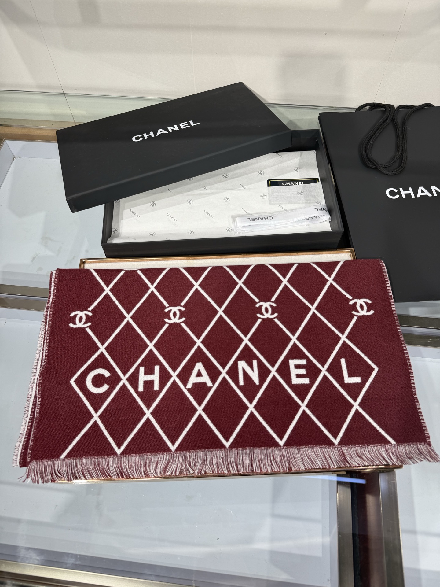 💟Chanel黑白菱格围巾，采用100%羊恙绒材质，尺寸约为190x45cm，双面设计，经典菱格纹搭配大写“CHANEL