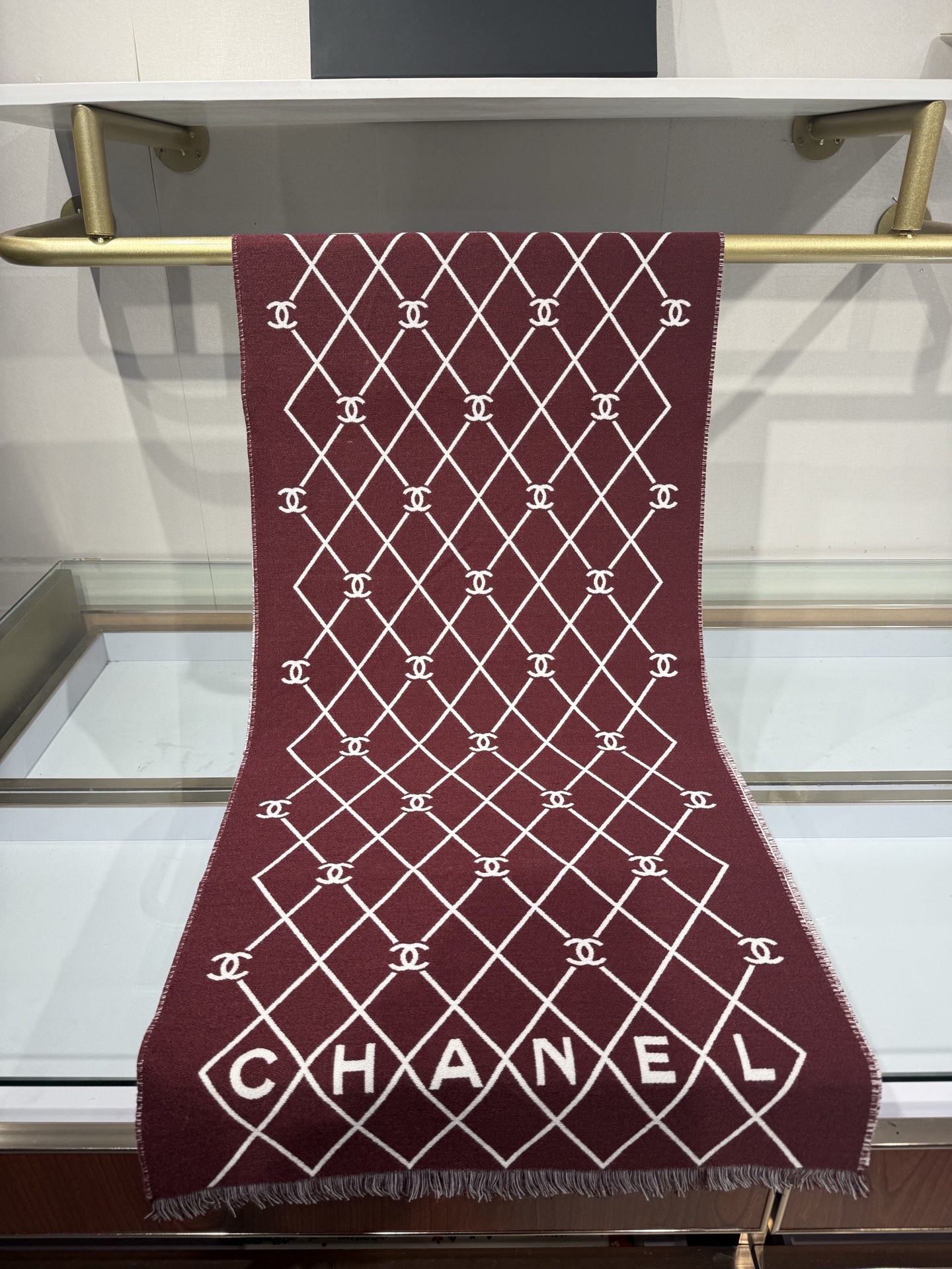 💟Chanel黑白菱格围巾，采用100%羊恙绒材质，尺寸约为190x45cm，双面设计，经典菱格纹搭配大写“CHANEL