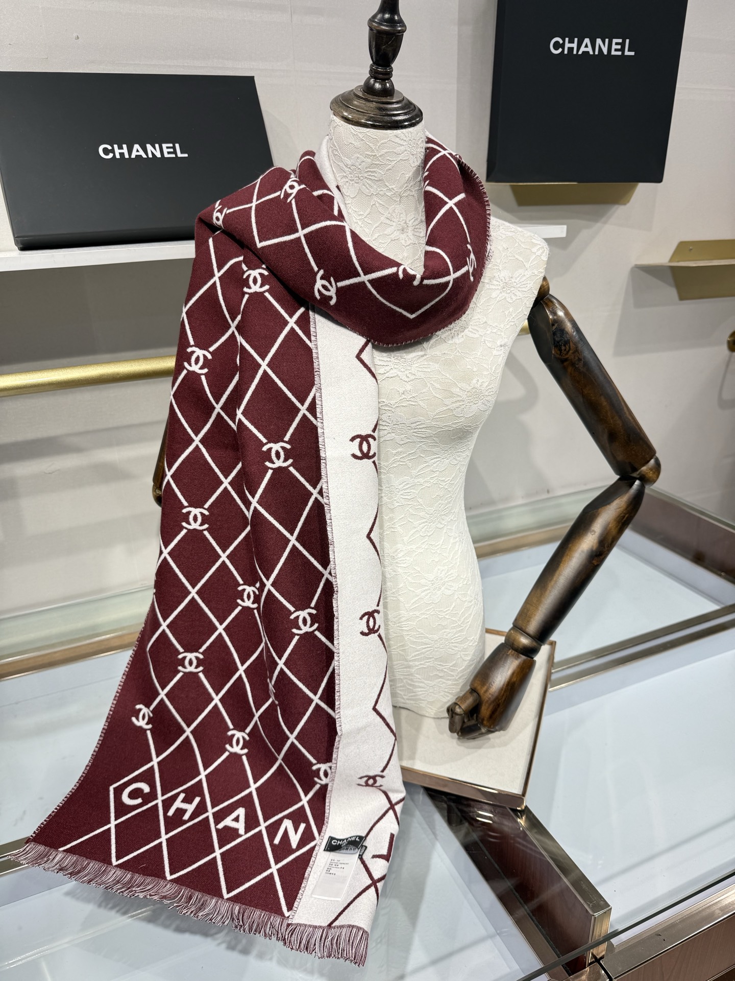 💟Chanel黑白菱格围巾，采用100%羊恙绒材质，尺寸约为190x45cm，双面设计，经典菱格纹搭配大写“CHANEL