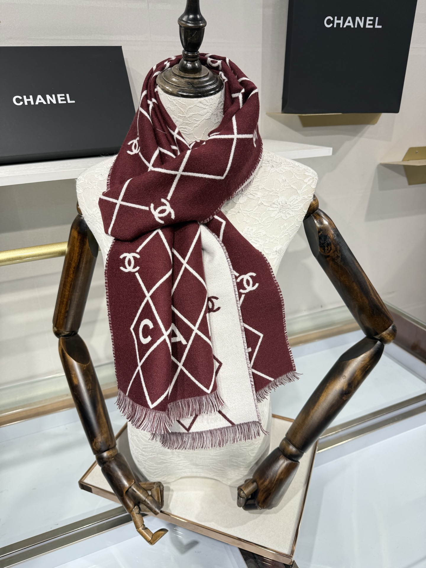 💟Chanel黑白菱格围巾，采用100%羊恙绒材质，尺寸约为190x45cm，双面设计，经典菱格纹搭配大写“CHANEL