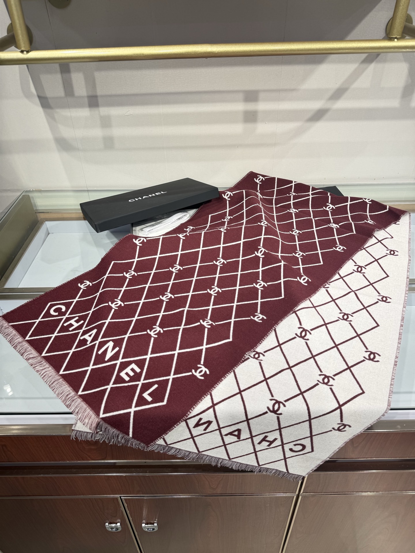 💟Chanel黑白菱格围巾，采用100%羊恙绒材质，尺寸约为190x45cm，双面设计，经典菱格纹搭配大写“CHANEL