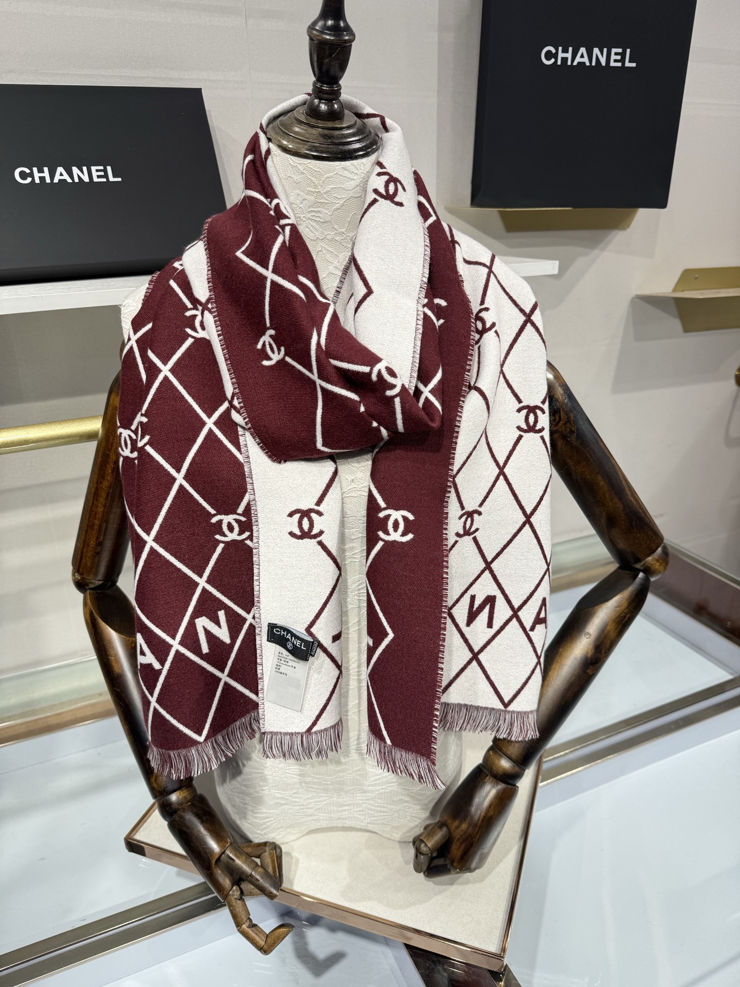 💟Chanel黑白菱格围巾，采用100%羊恙绒材质，尺寸约为190x45cm，双面设计，经典菱格纹搭配大写“CHANEL