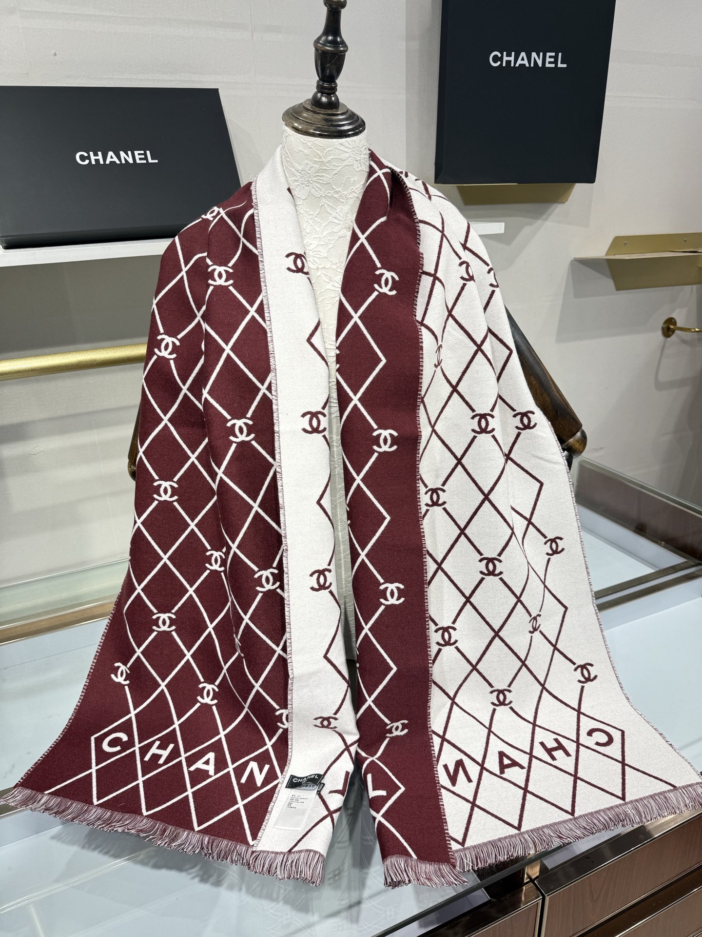 💟Chanel黑白菱格围巾，采用100%羊恙绒材质，尺寸约为190x45cm，双面设计，经典菱格纹搭配大写“CHANEL