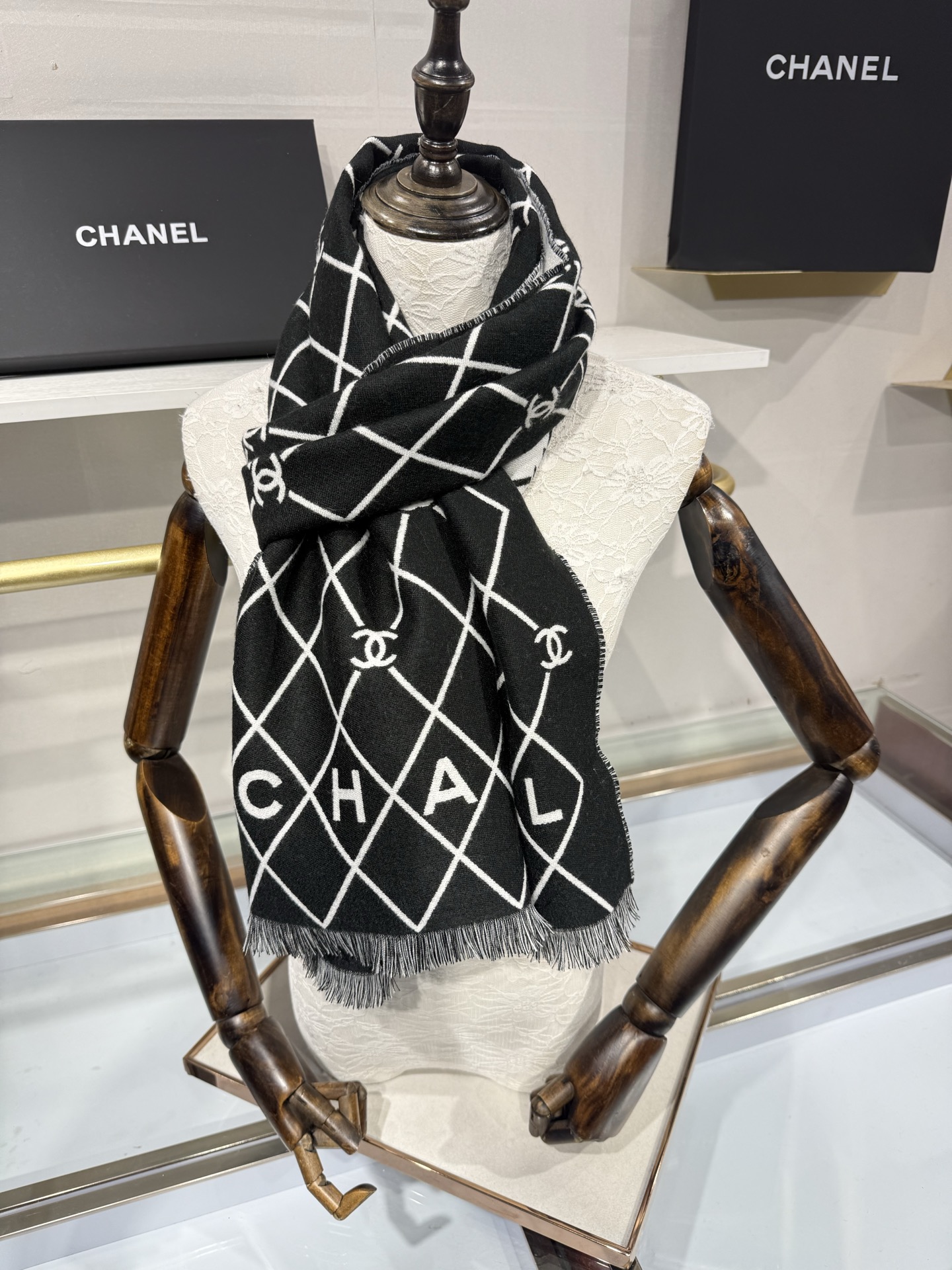 💟Chanel黑白菱格围巾，采用100%羊恙绒材质，尺寸约为190x45cm，双面设计，经典菱格纹搭配大写“CHANEL