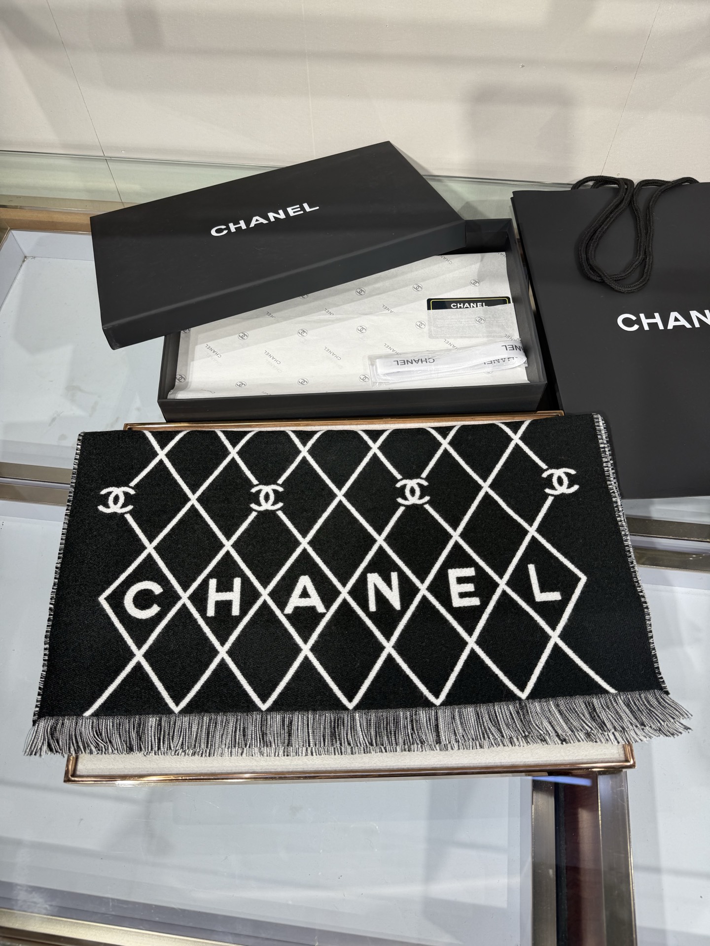 💟Chanel黑白菱格围巾，采用100%羊恙绒材质，尺寸约为190x45cm，双面设计，经典菱格纹搭配大写“CHANEL