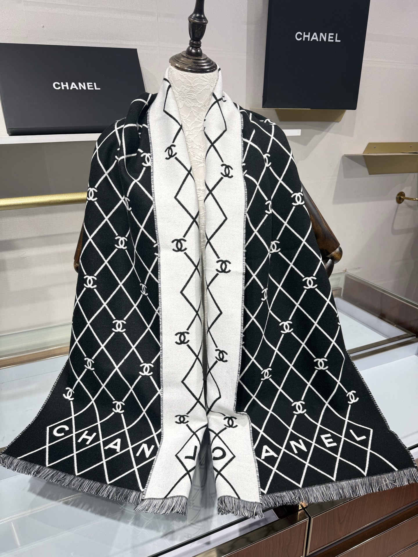 💟Chanel黑白菱格围巾，采用100%羊恙绒材质，尺寸约为190x45cm，双面设计，经典菱格纹搭配大写“CHANEL