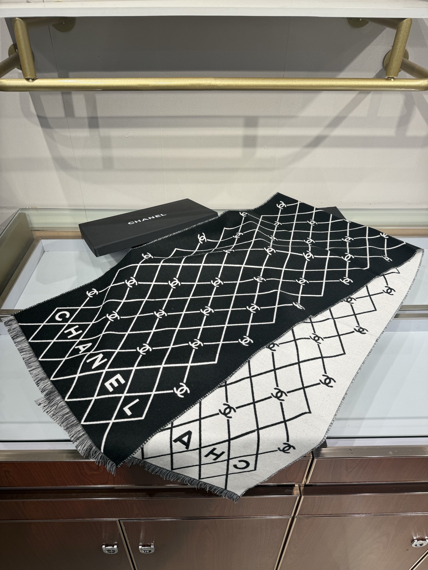 💟Chanel黑白菱格围巾，采用100%羊恙绒材质，尺寸约为190x45cm，双面设计，经典菱格纹搭配大写“CHANEL